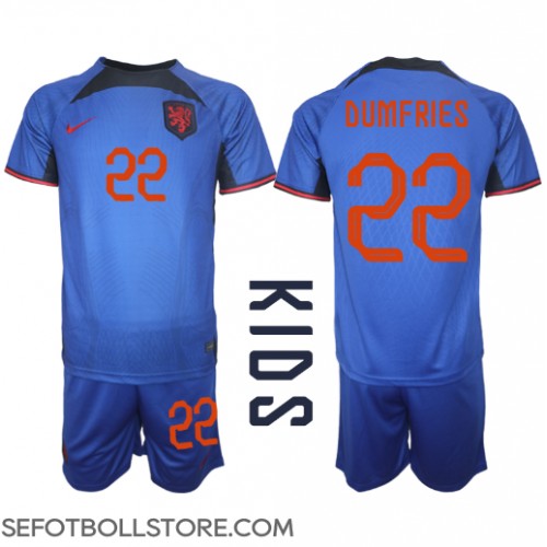Nederländerna Denzel Dumfries #22 Replika babykläder Bortaställ Barn VM 2022 Kortärmad (+ korta byxor)